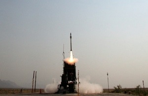 Obronny system przeciwrakietowy Żelazna Kopuła w działaniu.(zdjęcie: Biuro rzecznika izraelskiego Ministerstwa Obrony)