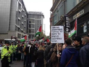 Protestujący w środku Londynu w sobotę mówi Izraelczykom, by “wynieśli się do Polski”.