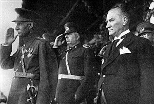 <span>Atatürkizm próbował na stworzyć nową tożsamość Turcji jako nowoczesnego państwa, mającego hetyckie i celtyckie korzenie, dystansującego się od „dekadenckiego Orientu” i mającego nadzieję na odzyskanie należnego mu miejsca w rodzinie narodów europejskich. Na zdjęciu: Mustafa Kemal Atatürk (po prawej) z szachem Iranu (po lewej). Źródło: Wikipedia.</span>