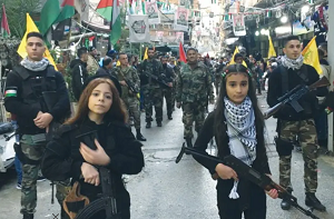 Dziewczynki z karabinami automatycznymi idą na czele parady w rocznicę Fatahu. Zdjęcie z oficjalnej strony Facebooka Fatahu (za Palestinian Media Watch).(zdjęcie: PALESTINIAN MEDIA WATCH)
