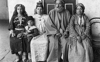 Hakham Ezra Dangoor, naczelny rabin Bagdadu, na zdjciu wraz z rodzin w 1910 r.   (Jewish News)
