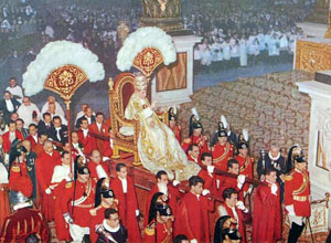 Pius XII, niesiony w lektyce w bazylice witego Piotra w Rzymie, 1955r. (ródo zdjcia: Wikipedia)  