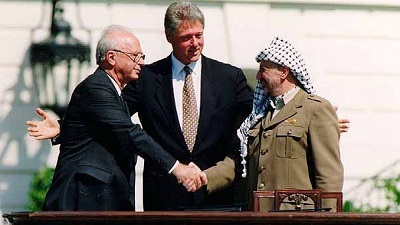 Izraelski premier Yitzhak Rabin, prezydent Bill Clinton oraz stojący na czele Organizacji Wyzwolenia Palestyny Jaser Arafat po podpisaniu Porozumień z Oslo 13 września 1993. Credit: Vince Musi/The White House.