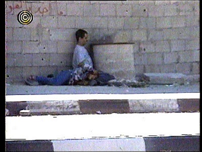Muhammad al Durah, po tym, jak rzekomo był już martwy, spogląda w kierunku kamery w scenie przyciętej przez Enderlina.