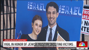 aobnicy gromadz si przed Biaym Domem w Waszyngtonie, na czuwaniu upamitniajcym dwie ofiary strzelaniny przed Capital Jewish Museum 21 maja, pracowników ambasady Izraela, Yarona Lischinsky’ego i Sarah Milgrim, 22 maja 2025 r. Zdjcie: Zrzut z ekranu wideo https://www.nbcwashington.com/news/local/vigil-held-in-honor-of-victims-of-shooting-at-capital-jewish-museum/3920513/ .
