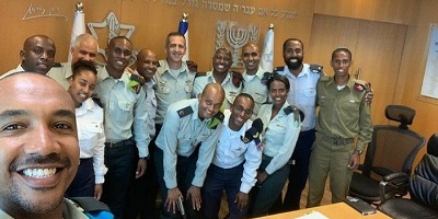 Szef sztabu IDF generał broni Aviv Kochavi spotyka się z etiopsko-izraelskimi oficerami28 lipca 2019. (Zdejęcie otrzymane z biura generała Kochavi) 