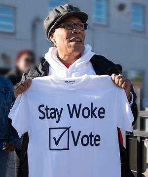 Marcia Fudge z t-shirtem (2018) z napisem „Stay woke, vote” (ródoi zdjcia: Wikipedia)