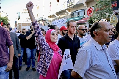 Palestyńczycy protestujący w Ramallah przeciwko rządowi.