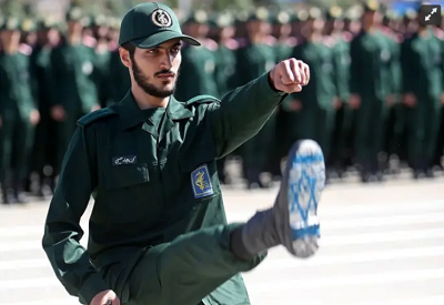 Parada bojowników Korpusu Strażników Rewolucji Islamskiej. Krok znajomy, podeszwy butów nowe.   
