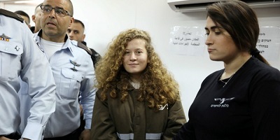 Palestyska nastolatka Ahed Tamimi wchodzi do sali sdu wojskowego eskortowana przez izraelski personel suby bezpieczestwa w wizieniu Ofer w pobliu Ramallah, 15 stycznia 2018. Zdjcie: Reuters / Ammar Awad.