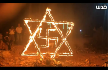 Palestyńczycy palą Gwiazdę Dawida z wbudowaną swastyką przed izraelskim osiedlem Evjatar.