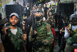 Palestyńscy członkowie Brygad Al-Aksa podczas parady militarnej w „obozie dla uchodźców” Balata na Zachodnim Brzegu 21 września 2022r. Źródło zdjęcia magazyn +972. (Nasser Ishtayeh/Flash90)