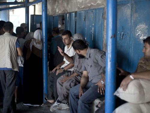 AHMUD HAMS/AFP/Getty Images Palestyńczycy przed ośrodkiem dystrybucji UNRWA w Gazie 11 sierpnia 2014 r.