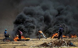 <span>Hamas wysyła teraz Palestyńczyków w Gazie, by atakowali Izraelczyków na granicy z Izraelem za pomocą materiałów wybuchowych, koktajli Mołotowa i kamieni, ponieważ Hamas jest najwyraźniej zdenerwowany faktem, że jego przyjaciele w Katarze zmniejszyli swoje miesięczne dotacje finansowe. Na zdjęciu: protestujący na granicy z Izraelem w maju 2019 (<span>Abed Rahim Khatib/Flash90</span> ).</span>