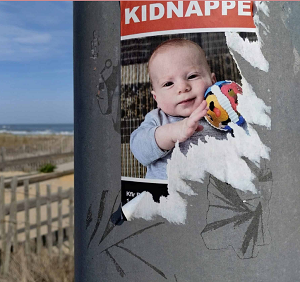 Zdjcie: Podarty plakat w Ventnor w stanie New Jersey przedstawiajcy Kfira Bibasa, izraelskiego chopca porwanego do Gazy wraz z 4-letnim bratem i rodzicami 7 padziernika przez terrorystów z Hamasu, którzy zaatakowali poudniowy Izrael, 28 kwietnia 2024 r. Zdjcie: Carin M. Smilk.