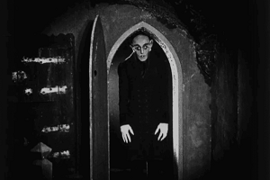 Scena z filmu „Nosferatu” z 1922 roku w reyserii niemieckiego producenta i scenarzysty filmowego Friedricha Wilhelma Murnaua. ródo: Prana Film via Wikimedia Commons.