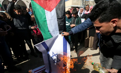 Nic nie wskazuje na to, że piątkowe demonstracje Palestyńczyków były 31 stycznia (czyli po ogłoszeniu „Umowy”) liczniejsze lub pełniejsze gniewu niż wcześniej. Przynajmniej jak dotąd Palestyńczycy nie podchwycili wezwania Abbasa do masowych protestów.  