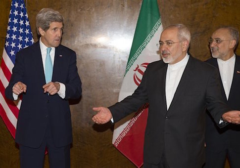 Sekretarz Stanu USA John Kerry i minister spraw zagranicznych Iranu Mohammad Dawad Zarif (C) na negocjacjach nuklearnych w Montreux w Szwajcarii. (zdjcie: REUTERS)