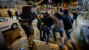 Palestyscy demonstranci podczas star z izraelsk policj przy Bramie Damasceskiej na Starym Miecie w Jerozolimie, 3 kwietnia 2022. Zdjcie: Olivier Fitoussi/Flash90.