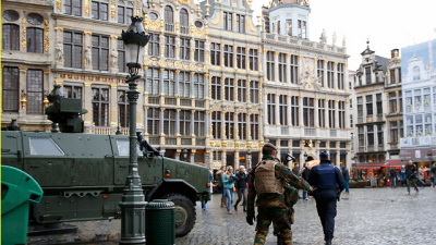 Stan najwyszego pogotowia w centrum Brukseli. Terror nie otwiera oczu elit, ale zamiast tego popycha je coraz bardziej ku samooszukiwaniu si (Zdjcie: Reuters)