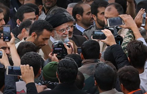 <span>Obecny pd do dyskutowania o przyszoci Bliskiego Wschodu ignoruje geopolityczny aspekt tej zoonej sytuacji. Symbolem tego jest so w salonie: Iran. Na zdjciu: iraski Najwyszy Przywódca ajatollah Ali Chamenei w otoczeniu wielbicieli. (Zdjcie: Twitter Chameneiego)</span>