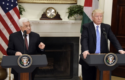 Na spotkaniu z prezydentem Autonomii Palestyskiej, Mahmoudem Abbasem w Betlejem w przyszym tygodniu prezydent USA,  Donald Trump mógby odoy na stron sodkie sówka prawione przez Abbasa i jego rzeczników i posucha zamiast tego niepokojcych prawd wypowiadanych przez innych Palestyczyków, takich jak Hamas i Islamski Dihad. Na zdjciu: Trump i Abbas wygaszaj wspólne owiadczenie 3 maja 2017 w Waszyngtonie. (Zdjcie: Olivier Douliery-Pool/Getty Images)