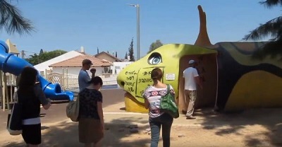W Sderot wyposażenie placu zabaw dla dzieci jest zrobione z wzmocnionego betonu i służy także jako schron.
