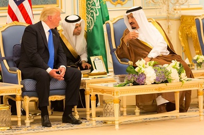 Saudyjska agencja prasowa poinformowaa, e król Salman zadzwoni do prezydenta Trumpa oferujc poparcie dla bardzie „stanowczej strategii” Ameryki wobec Iranu i zobowizania do zwalczania „iraskiej agresji”.\