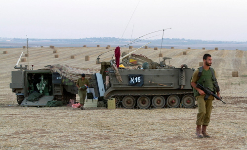<br /> onierz IDF stoi kilkaset metrów od Gazy w sierpniu 2014 r. Marcus Golejewski/Geisler-Fotopr/picture-alliance/dpa/AP Images. 