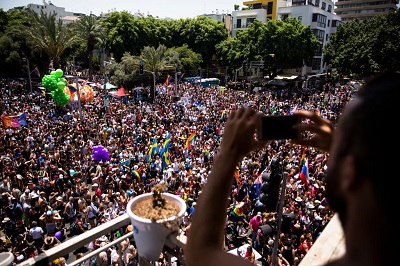 W 2015 roku Izrael zajmował 7. miejsce na pierwszym Indeksie Szczęścia Gejów, badaniu, które mierzyło opinię publiczną, zachowanie społeczne i zadowolenie z życia gejów – mężczyzn w 127 krajach. Na zdjęciu: doroczny marsz LGBT w Tel Awiwie w Izraelu, 8 czerwca 2018 roku. (Zdjęcie: Amir Levy/Getty Images)