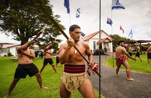 Czonkowie plemienia Maorysów wykonuj taniec haka dla nowego ambasadora Izraela w Nowej Zelandii. (ródo: PERRY TROTTER)