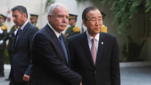 Minister spraw zagranicznych Autonomii Palestyńskiej, Riyad al-Malki, wita sekretarza generalnego Narodów Zjednoczonych Ban Ki-moona w Mukacie, kwaterze głównej AP w mieście Ramallah na Zachodnim Brzegu, 28 czerwca 2016 r. (FLASH90)