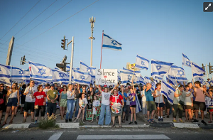 Izraelczycy protestuj przeciwko reformie sdownictwa izraelskiego rzdu na skrzyowaniu Nahalal w pónocnym Izraelu, 5 sierpnia 2023 r. (ródo: ANAT HERMONY/FLASH90)
