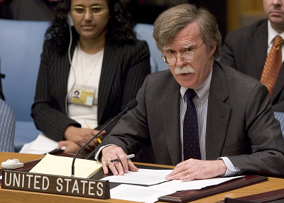 <span>John Bolton, ówczesny amerykaski ambassador przy ONZ przemawia na posiedzeniu Rady Bezpieczestwa 13 padziernika 2006 roku. (Zdjcie Stephen Chernin/Getty Images)</span>