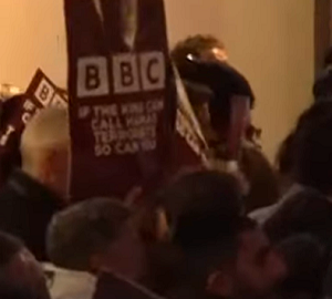 Na zdjciu: protest przed budynkiem BBC w Londynie przeciw odmowie uywania okrelenia Hamasu jako organizacji terrorystycznej. 16 padziernik 2023r. (Zrzut z ekranu wideo)