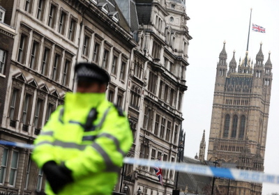 Policjanci na miejscu zamachu na Westminster Bridge w Londynie, Wielka Brytania, 22 marca 2017. (zdjcie: REUTERS)