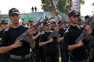Po przejciu wadzy przez Hamas w 2007 r. Strefa Gazy staa si niezalenym pastwem palestyskim kontrolowanym przez Hamas, z wasnym rzdem, parlamentem, policj i wieloma grupami zbrojnymi. Wadcy Strefy Gazy z Hamasu mieli ponadto wyczn kontrol nad granic z Egiptem, któr Izrael take opuci. Na zdjciu: wiczenia funkcjonariuszy si zbrojnych Hamasu „Wikipedia”.