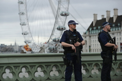 Policjanci stoj na stray londyskiego Westminster Bridge on 29 marca 2017 r., tydzie po tym, jak Khalid Masood rozpocz morderczy atak samochodowy i noowniczy w tym miejscu. (Zdjcie: Dan Kitwood/Getty Images)