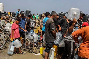 Palestyczycy ustawiaj si w kolejce w Strefie Gazy, aby otrzyma numerki na wod pitn, podczas gdy w miecie Rafah na poudniu tocz si bitwy midzy Izraelem a Hamasem, 20 maja 2024 r. Zdjcie: Abed Rahim Khatib/Flash90.