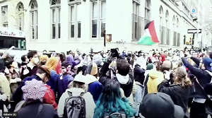 Nowa twarz amerykaskiej rewolucji. Studenci Columbia University domagaj si likwidacji Izraela. (Zrzut z ekranu: https://www.youtube.com/watch?v=80PDea9oHz0)