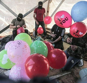 Terroryci Hamasu przygotowuj podpalajce balony wysyane nad Izrael (ródo zdjcia: <br />Wikipedia)