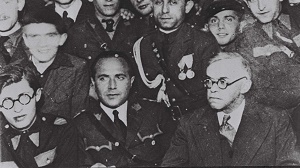 Przywódca rewizjonistycznych syjonistów Ze'ev abotyski (na dole po prawej) spotyka si z przywódcami Beitaru w Warszawie, okoo 1939 roku. Przyszy premier Izraela, Menachem Begin, siedzi po lewej stronie w pierwszym rzdzie. ródo: Narodowa Kolekcja Fotografii Izraela