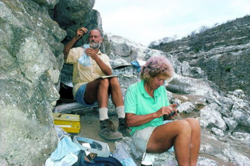 (Z Times): Peter i Rosemary Grant na Daphne Major, chwytanie i mierzenie zib. Ich praca udokumentowaa ewolucj zib rodzaju Geospiza na biecym czasie. Zdjcie K.T. Grant