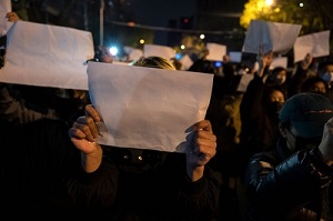 W Chinach młodzi demonstranci trzymają kartki białego papieru symbolizujące bezwzględną cenzurę Komunistycznej Partii Chin.