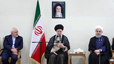 „Najwyszy prawoznawca” Iranu, ajatollah Ali Chamenei, przechwala si, e jego reim nigdy nie zniy si do „baga” o rozmowy z „Wielkim Szatanem”. Jednak prezydent  Hassan Rouhani i minister spraw zagranicznych, Muhammad Davad Zarif,  nadal mówi o moliwoci nowych negocjacji, jak tego chce Trump. (Zdjcie: khamenei.ir)