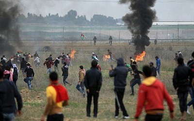 Palestyczycy cieraj si z izraelskimi onierzami w pobliu potu granicznego na wschód od miasta Gaza 22 grudnia 2017 roku. (AFP/Mohammed Abed) 