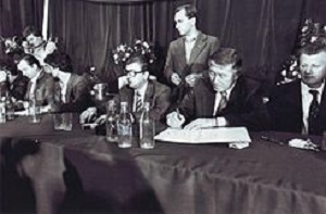 Podpisanie porozumień sierpniowych w Szczecinie, 30 sierpnia 1980 (Źródło zdjęcia: Wikipedia)