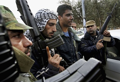 Kilka miesicy temu rzdzcy Autonomi Palestysk Fatah Mahmouda Abbasa wyrazi oburzenie, poniewa Izrael aresztowa Zakarij Zubeidiego, jednego z wysokich rang terrorystów Fatahu, za ataki broni paln na Izraelczyków w latach 2016-2019. Zubeidi by przywódc grupy terrorystycznej Fatahu, Brygady Mczenników Al-Aksa, podczas drugiej intifady (2000-2005). W 2007 roku Zubeidi zosta uaskawiony przez Izrael w ramach umowy podpisanej z AP, w której on i inni terroryci podpisali przysig, e powstrzymaj si od dziaalnoci terrorystycznej. Na zdjciu: Zubeidi (trzeci od lewej) 30 grudnia 2004 r. w Jenin. (Zdjcie: David Silverman/Getty Images)