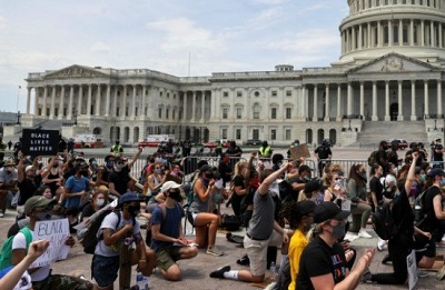 <span>Ludzie padajcy na kolana podczas wiecu Black Lives Matter na placu przed Kapitolem w Waszyngtonie, 3 czerwca 2020  Zdjcie: Reuters / Jonathan Ernst.</span>