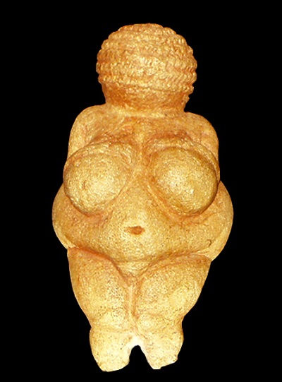 Wenus z Willendorfu – mierząca 11,1 cm figurka z epoki górnego paleolitu przedstawiająca postać kobiecą. Szacuje się, że ma ok. 30 tysięcy lat i że mogła mieć jakieś religijne znaczenie.  Religie powstawały w społecznościach zbieracko-łowieckich, by stopniowo zmienić się w instytucje wspierające społeczeństwa większe niż klan.   